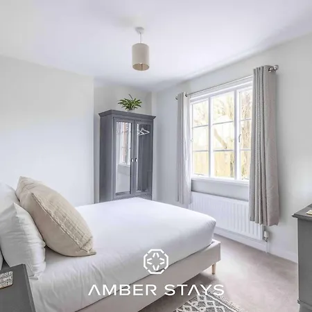 Cosy 3 Bed Cottage In Windsor, Perfect For Small Families & Couples, Sleeps 5-2